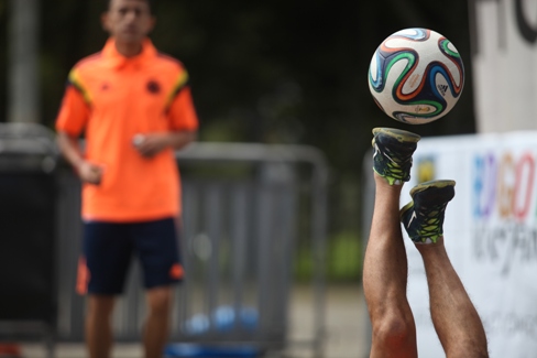 foto de joven con balon de futbol 2
